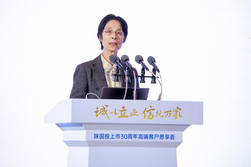 6.第十三屆全國人大常委、國務(wù)院原副秘書長、中國工業(yè)經(jīng)濟(jì)學(xué)會會長江小涓發(fā)表主旨演講.jpg